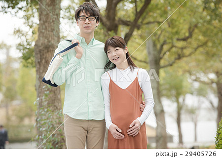 散歩する妊婦と夫 散歩する妊婦と夫 29405726