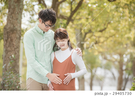 寄り添う妊婦と夫 29405730