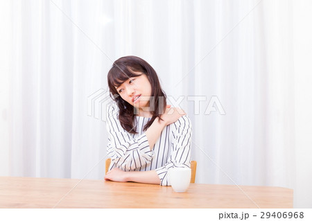 肩凝り 肩こり 筋肉痛 寝違えた ネガティブイメージ 体調不良 女性 ポートレート 20代 30代 肩凝り 肩こり 筋肉痛 寝違えた ネガティブイメージ 体調不良 女性 ポートレート 20代 30代 29406968