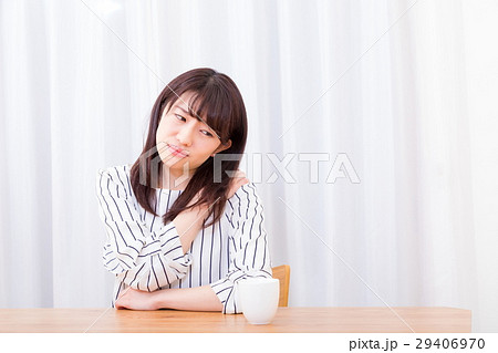 肩凝り　肩こり　筋肉痛　寝違えた　ネガティブイメージ　体調不良　女性　ポートレート　20代　30代 29406970