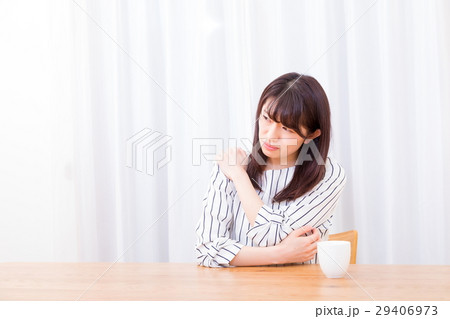 肩凝り 肩こり 筋肉痛 寝違えた ネガティブイメージ 体調不良 女性 ポートレート 20代 30代 肩凝り 肩こり 筋肉痛 寝違えた ネガティブイメージ 体調不良 女性 ポートレート 20代 30代 29406973