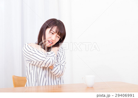 肩凝り 肩こり 筋肉痛 寝違えた ネガティブイメージ 体調不良 女性 ポートレート 20代 30代 肩凝り 肩こり 筋肉痛 寝違えた ネガティブイメージ 体調不良 女性 ポートレート 20代 30代 29406991
