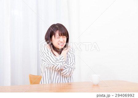 肩凝り 肩こり 筋肉痛 寝違えた ネガティブイメージ 体調不良 女性 ポートレート 20代 30代 肩凝り 肩こり 筋肉痛 寝違えた ネガティブイメージ 体調不良 女性 ポートレート 20代 30代 29406992