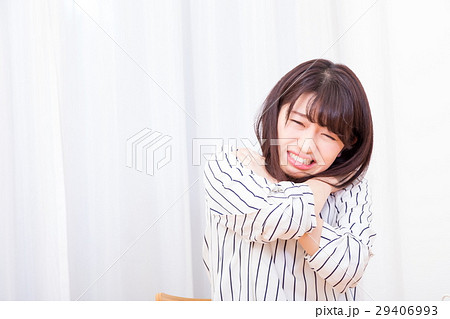 肩凝り 肩こり 筋肉痛 寝違えた ネガティブイメージ 体調不良 女性 ポートレート 20代 30代 肩凝り 肩こり 筋肉痛 寝違えた ネガティブイメージ 体調不良 女性 ポートレート 20代 30代 29406993