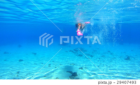 沖縄 渡嘉敷島の水中撮影 シュノーケリングをする小学生 沖縄 渡嘉敷島の水中撮影 シュノーケリングをする小学生 29407493