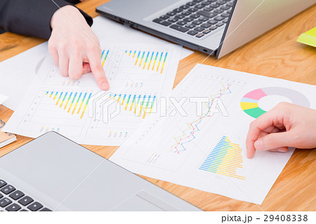 ビジネスウ―マン　OL　ビジネスウーマン　オフィスイメージ　ビジネスイメージ　データ　打ち合わせ 29408338
