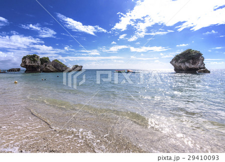 沖縄の海と空　みーばるビーチ　沖縄の観光スポット　新原ビーチ 29410093