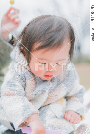 play at the park　1 year old 29410095