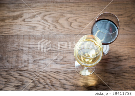 Glasses with red and white wine 29411758