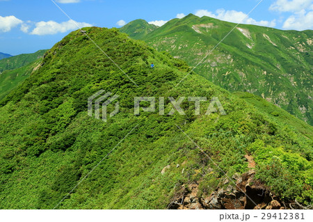 飯豊連峰・天狗岳付近の稜線を行く登山者と北股岳方面の稜線 29412381