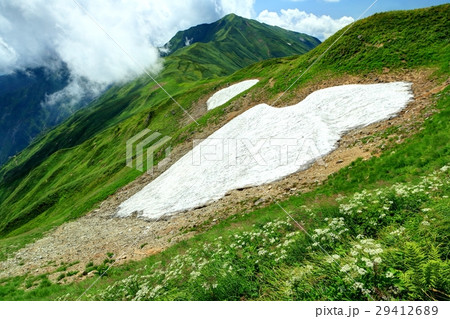 飯豊連峰・御西岳付近から見る雲湧く大日岳 29412689
