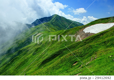 飯豊連峰・御西岳付近から見る雲湧く大日岳 29412692