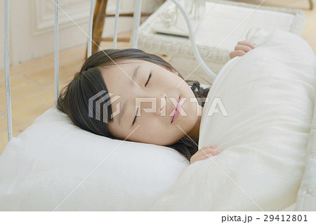 女の子 寝るの写真素材