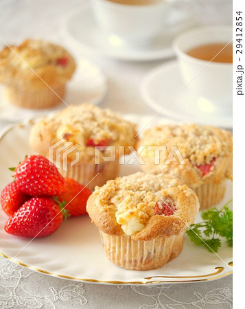 苺とクリームチーズのマフィンと紅茶 縦位置 の写真素材 29412854 Pixta