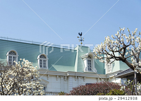 屋根に風見鶏のある洋館の写真素材