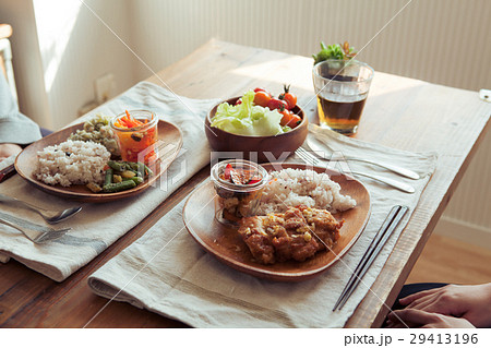 部屋で食事をしている20代夫婦 29413196