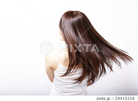 美容イメージ　女性　白バック　ヘアケア　髪　茶髪　ロング　20代　日本人　艶 29413228