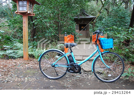 青い自転車 等々力渓谷 東京都世田谷区等々力 の写真素材