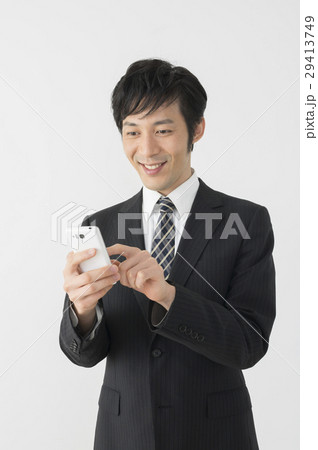スマホをチェックするビジネスマン 29413749