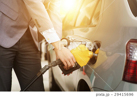 Man pumping petrol 29415696