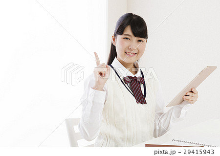 塾　勉強　受験　タブレット　通信教育　教育　予備校　授業　女性　学習　高校生　学習塾　学校 29415943