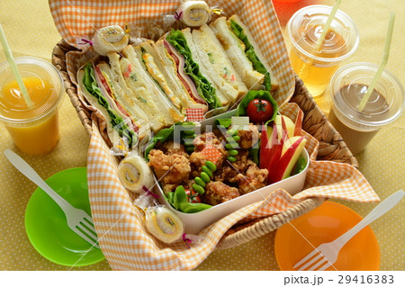 サンドイッチと唐揚げの行楽弁当 サンドイッチと唐揚げの行楽弁当 29416383