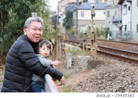 幼児と祖父　電車来た～ 29420362
