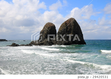 三本杉岩の左側のふたつを撮る 29420531