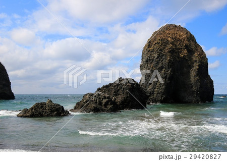 三本杉岩の右側のひとつを撮る 29420827