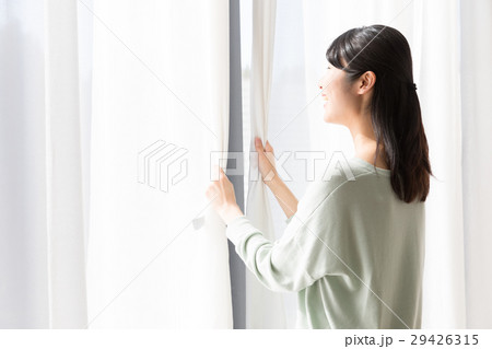 朝日を浴びる女性 朝日を浴びる女性 29426315