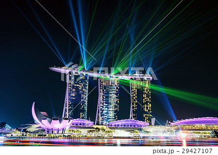 シンガポール マリーナベイサンズホテルのレーザーショーの写真素材