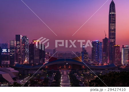 中国　深セン中心地の夕景　マジックアワー 29427410