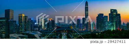 中国　深セン中心地の夕景　マジックアワー　大パノラマ 29427411