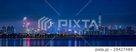 中国　深センの高層ビル群夜景　ワイドパノラマ 29427489