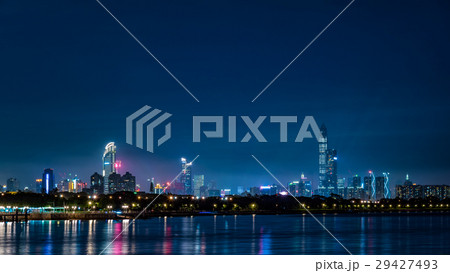 中国　深センの高層ビル群夜景 29427493