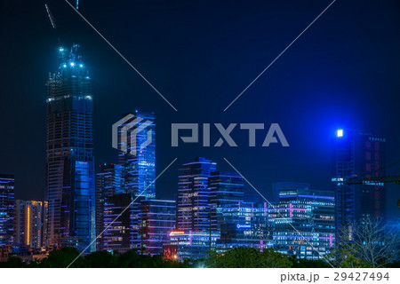 中国 深センの建設中の高層ビル群 夜景 中国 深センの建設中の高層ビル群 夜景 29427494