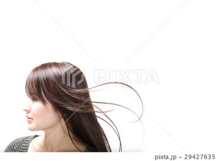 美容イメージ 女性 白バック ヘアケア 髪 茶髪 ロング 代 日本人 艶の写真素材