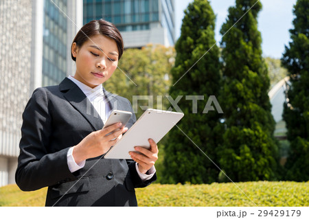 スマホとタブレットPCを見る女性 スマホとタブレットPCを見る女性 29429179