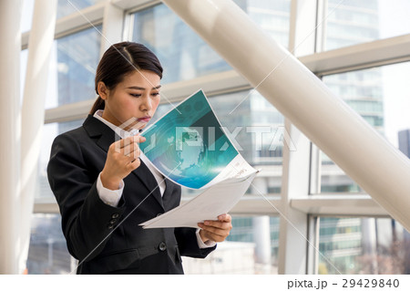 書類を見る女性 29429840
