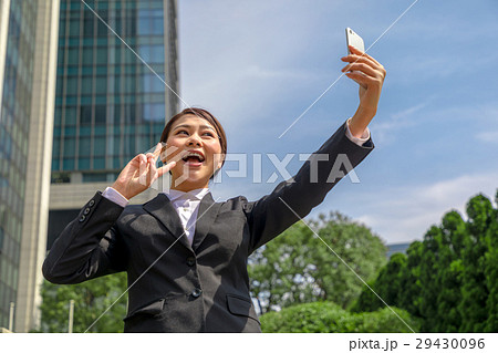 自撮りをする女性 自撮りをする女性 29430096