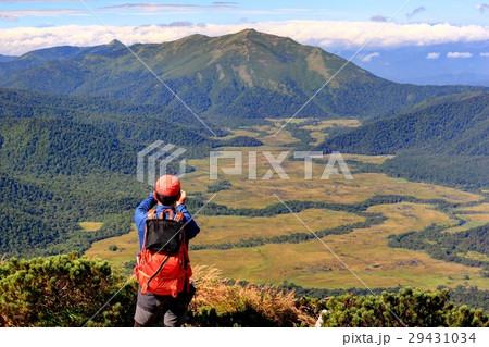 燧ヶ岳山頂から望む尾瀬ヶ原と至仏山 29431034