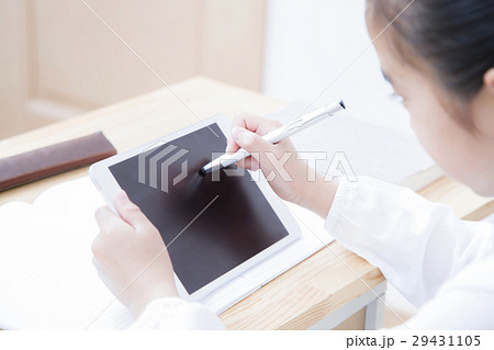 タブレットを使い勉強する女の子　ボディパーツ　 29431105