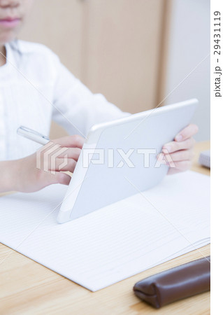 タブレットを使い勉強する女の子　ボディパーツ　 29431119
