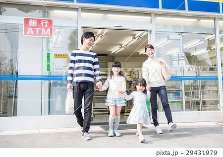 若い家族（コンビニ） 29431979
