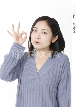 OKサインの若い女性 OKサインの若い女性 29433335