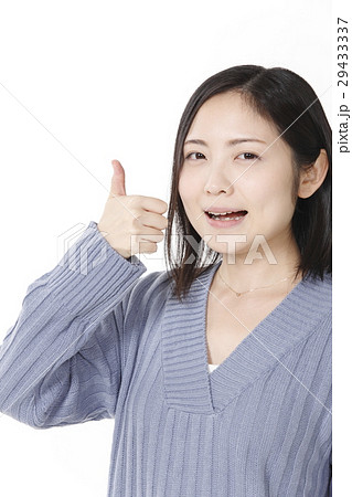 OKサインの若い女性 OKサインの若い女性 29433337