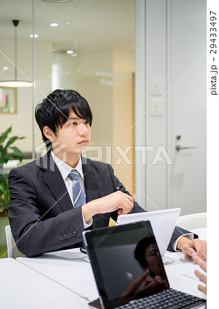 会議・打ち合わせのイメージ（ビジネス・男性・女性） 29433497