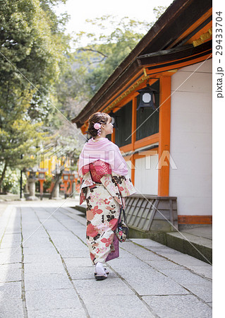 京都府京都市東山区祇園町の八坂神社の境内を散策する着物姿の若い女性 京都府京都市東山区祇園町の八坂神社の境内を散策する着物姿の若い女性 29433704