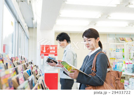 若い女性（コンビニ） 29433722