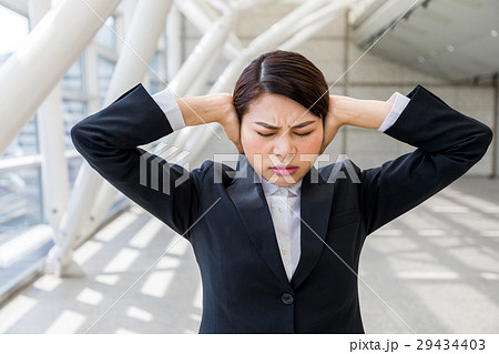 耳をふさぐ女性 29434403